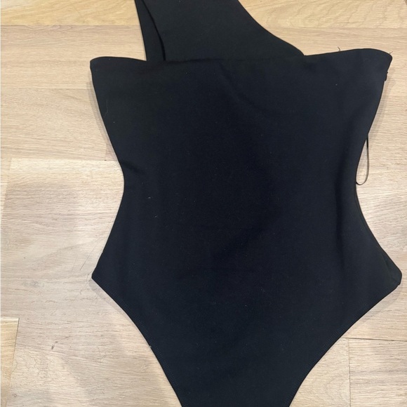 Superdown Black and Blue One-Shoulder BodySuit - Picture 4 of 4